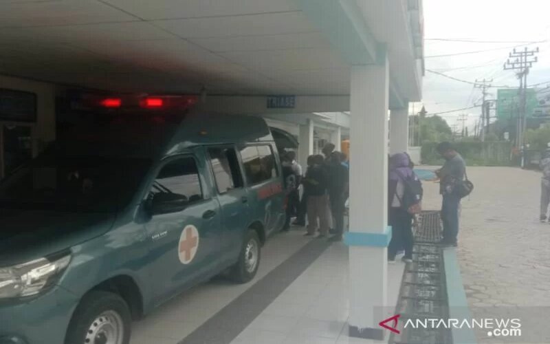 Mobil ambulans yang membawa anggota TNI AD terluka akibat kontak senjata di Kabupaten Maybrat tiba di RS TNI AL Sorong, Papua Barat, Kamis (20/1/2022). - Antara/Ernes B Kakisina.