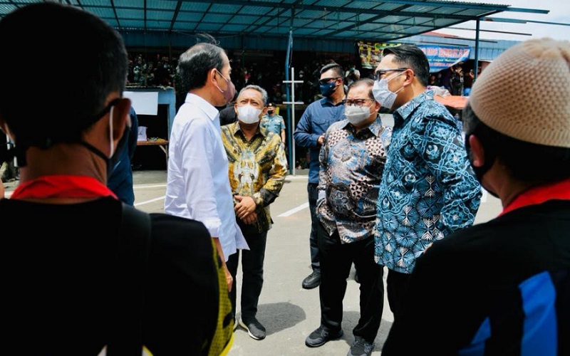 Gubernur Jabar Ridwan Kamil (kanan) saat mendampingi Presiden Jokowi dalam agenda kunjungan kerja ke Kota Bandung awal pekan ini.