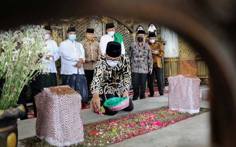Gubernur Jabar Ridwan Kamil menabur bunga saat berziarah ke makam Syekh Syaikhona Kholil di area masjid Pesarean Syaikhona Kholil, Bangkalan Madura. - Istimewa