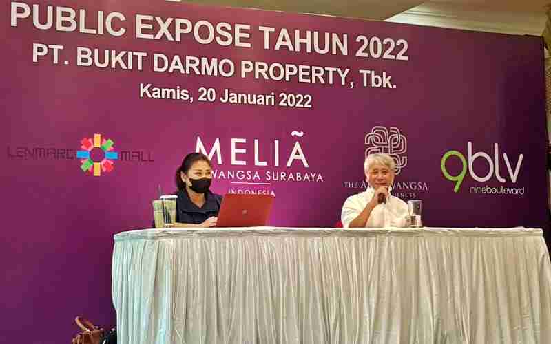 Direktur PT Bukit Darmo Property Tbk, Brasada Chandra (kanan) dan Direktur Bukit Darmo Property Lenna Sumampow (kiri) saat menggelar paparan publik di Surabaya, Kamis (20/1 - 2022). Bisnis / Peni Widarti
