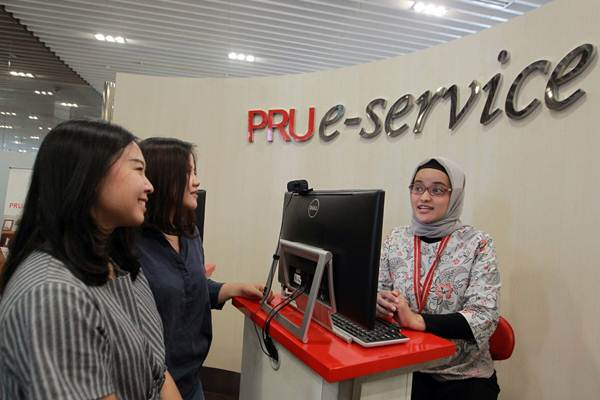 Petugas Customer Care Prudential Indonesia memberikan layanan konsultasi kepada nasabah di Prudential Tower, Jakarta, Kamis (18/10/2018). - JIBI/Dwi Prasetya