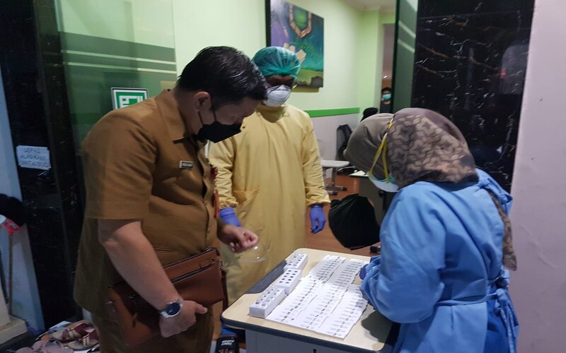 Kepala Dinas Kesehatan Kota Malang, dr Husnul Muarif, saat menginspeksi sekolah yang ada kasus Covid-nya, Kamis (20/1/2022). - Istimewa