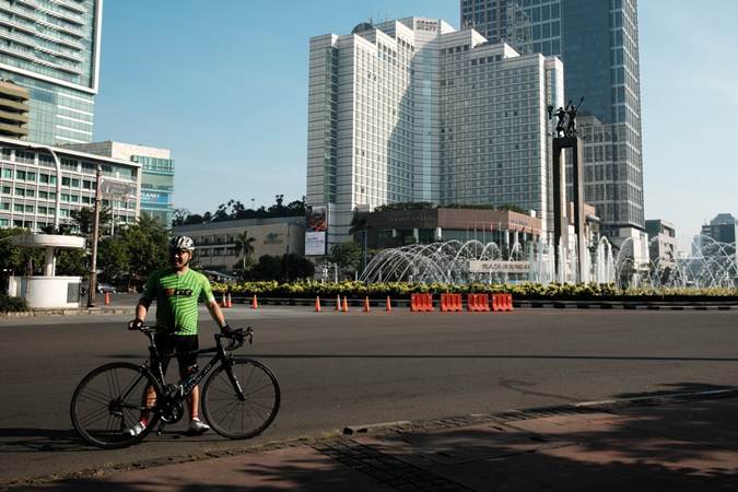 Warga memanfaatkan momen Ibu Kota sepi dengan berfoto dan berolahraga di sekitar Bundaran Hotel Indonesia, Jakarta, Rabu (5/6/2019). - Bisnis/Felix Jody Kinarwan