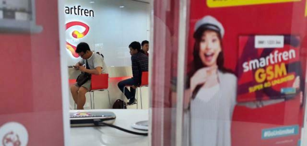Pelanggan menunggu pelayanan di gerai Smartfren, Serpong, Tangerang Selatan, Sabtu (5/1/2019). - Bisnis/Endang Muchtar