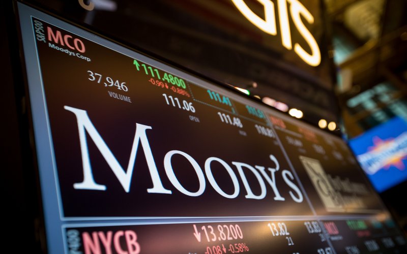 Monitor menampilkan nama Moody's Corp. -  Bloomberg / Michael Nagle 