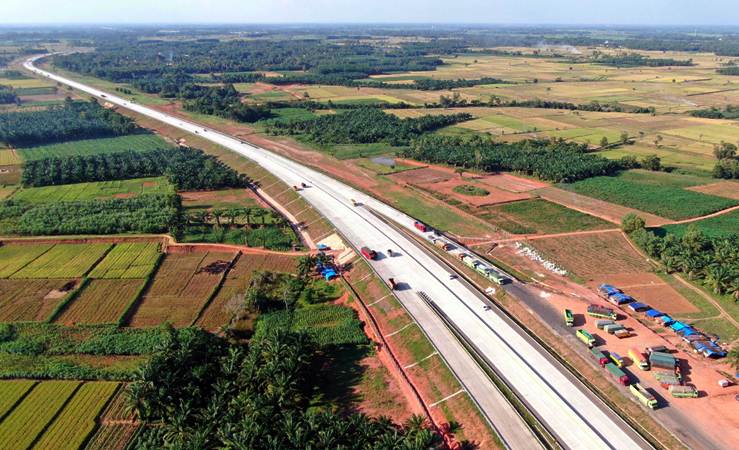Sejumlah truk berada di rest area KM 116 jalan tol Bakauheni-Terbanggi Besar, Lampung, Sabtu (4/5/2019). - Bisnis/Abdullah Azzam