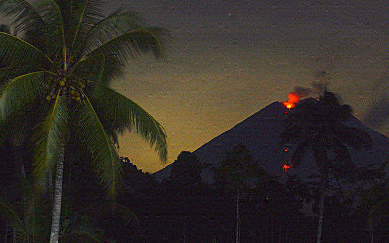 Gunung Semeru mengeluarkan lava pijar yang tampak dari Desa Sumberwuluh, Candipuro, Lumajang, Jawa Timur, Jumat (7/1/2022). ANTARA FOTO - Seno