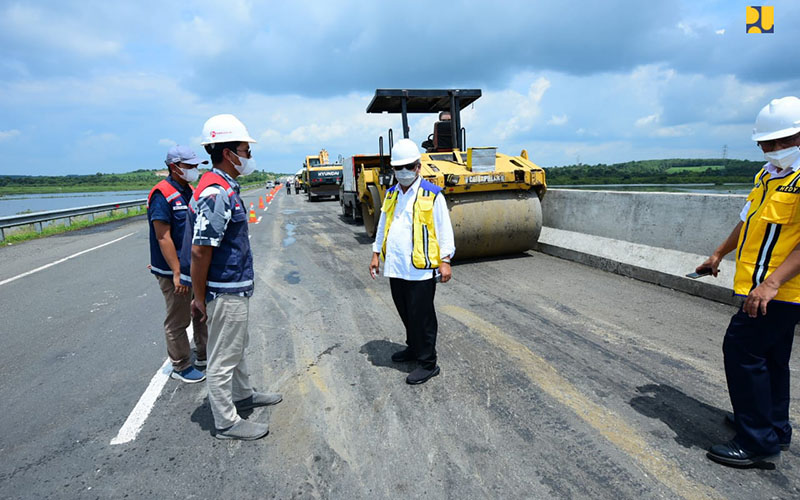 Menteri PUPR Basuki Hadimuljono meninjau Jalan Tol Trans Sumatra.  - PUPR