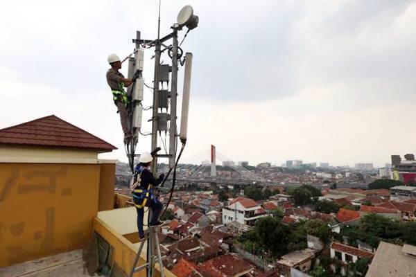 Teknisi melakukan perawatan jaringan di salah satu menara BTS, di Bandung, Jawa Barat. - JIBI/Rachman