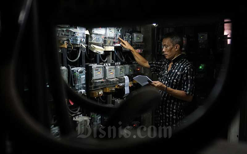 Warga melakukan pengisian listrik prabayar di Rumah Susun Benhil, Jakarta, Selasa (21/12/2021). Bisnis - Suselo Jati
