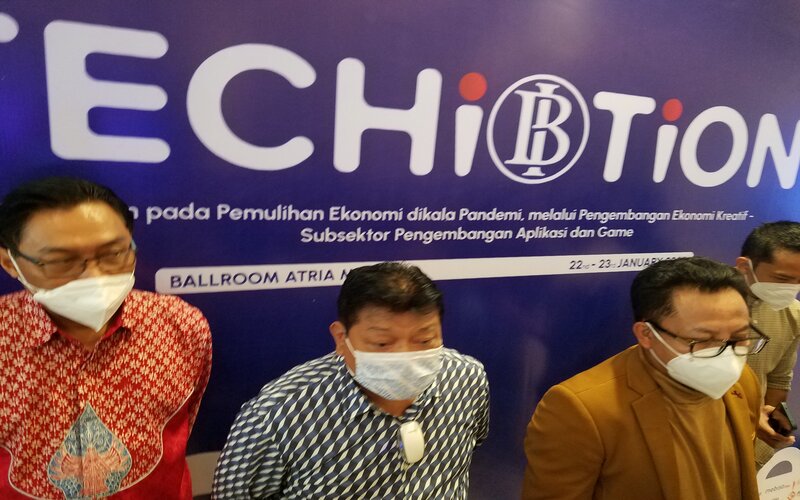 Kepala Perwakilan BI Malang, Azka Subhan Aminurridho (kiri), bersama Anggota Komisi XI DPR, Andreas Eddy Susetyo (tengah), dan Wali Kota Malang, Sutiaji, saat memberikan keterangan pers pada pembukaan 