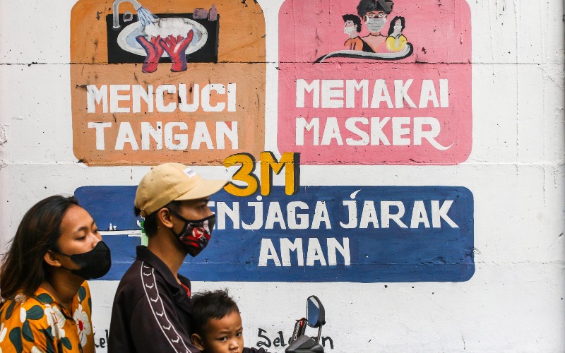 Pengendara melintas di dekat mural bertemakan COVID-19 di Petamburan, Jakarta, Rabu (21/7/2021). Berdasarkan data Kemenkes RI, pada hari pertama perpanjangan Pemeberlakuan Pembatasan Kegiatan Masyarakat (PPKM) kasus COVID-19 di Indonesia kembali menurun dari 38.325 orang menjadi 33.772 orang per hari. - ANTARA FOTO/Rivan Awal Lingga