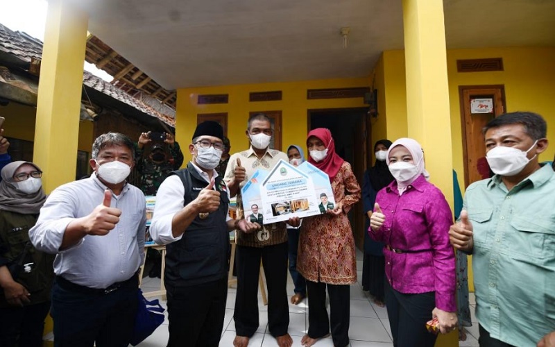 Gubernur Jawa Barat Ridwan Kamil mengunjungi rumah tidak layak huni (rutilahu) yang telah rampung diperbaiki