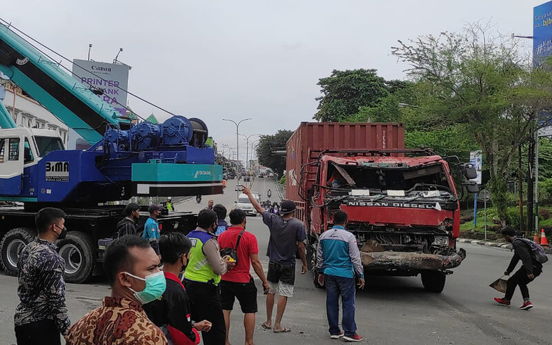 Petugas mengevakuasi truk tronton bernomor plat KT 8534 AJ setelah mengalami kecelakaan di Turunan Rapak, Jalan Soekarno-Hatta, Balikpapan, Jumat (21/1/2022). Kecelakaan yang diduga karena truk mengalami rem blong itu mengakibatkan lima orang tewas. - Antara/Novi A.
