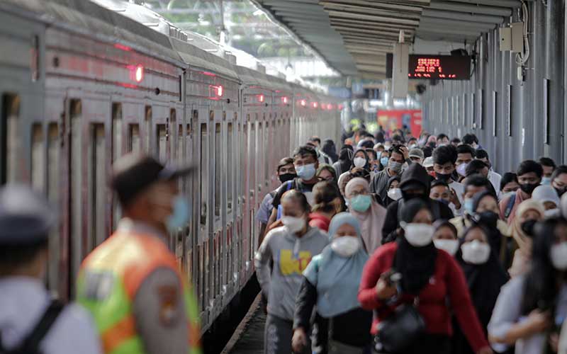 Sejumlah penumpang KRL Commuter Line tiba di Stasiun Tangerang, Kota Tangerang, Banten, Senin (3/1/2022).  - Antara Foto/Fauzan