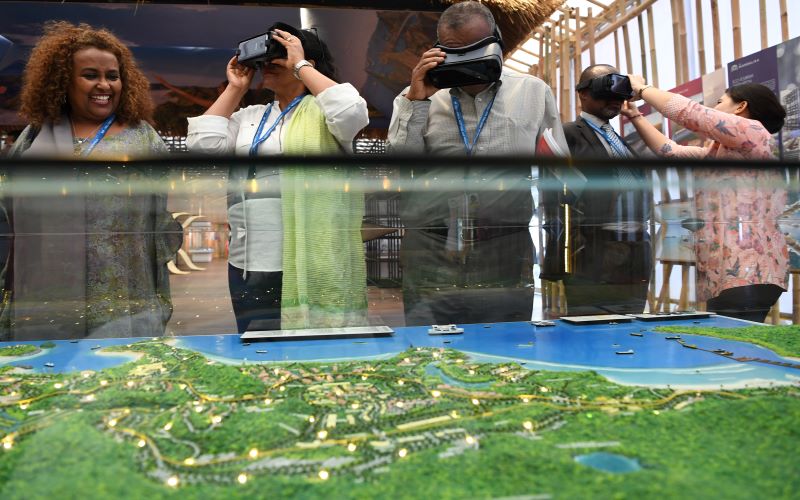 Ilustrasi. Sejumlah delegasi mencoba alat Virtual Reality (VR) dan Augmented Reality (AR) di Pavilion Indonesia pada pertemuan IMF World Bank Group 2018 di Nusa Dua, Bali. Pameran tersebut menampilkan pencapaian Indonesia mulai dari ekonomi, industri, infrastruktur hingga pariswisata. - Antara/Zabur Karuru.