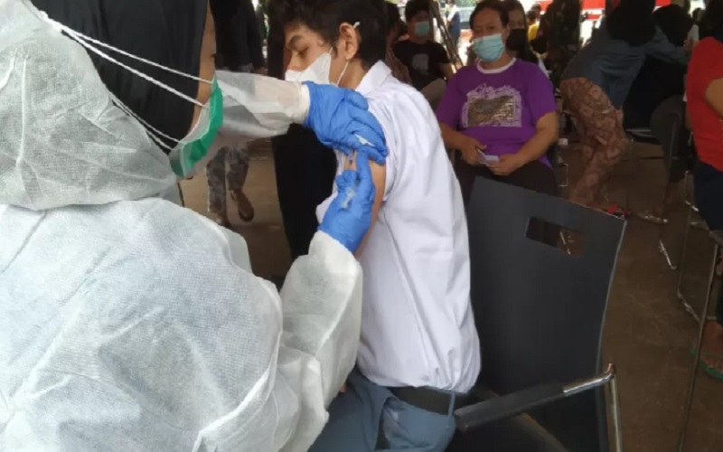 Warga mendapatkan suntikan vaksin yang dilayani menggunakan armada Mobil Vaksin Keliling di Stasiun Manggarai, Jakarta Selatan, Selasa (12/7/2021). - Antara