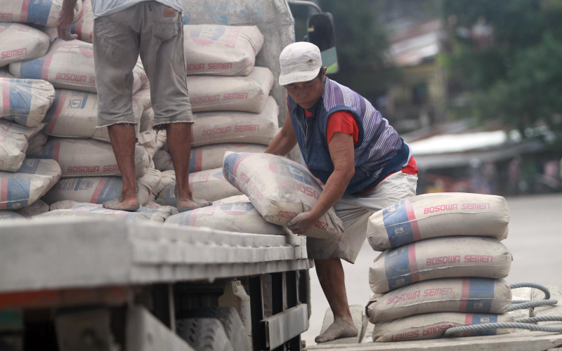 Ilustrasi. Pekerja memindahkan semen untuk diangkut ke kapal di Pelabuhan Paotere, Makassar, Sulawesi Selatan, Selasa (25/2). - Bisnis.com