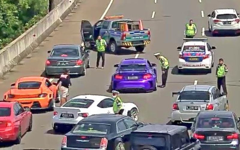 Polisi melakukan penindakan terhadap sejumlah pengemudimobil mewahyang beriringan hingga menyebabkan kemacetan di Jalan Tol KM 02400 Andara, Jakarta Selatan  -  Dok. Twitter TMCPoldaMetro