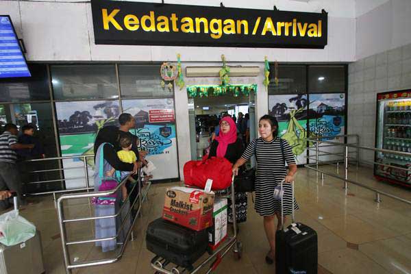 Pemudik tiba di Bandara Halim Perdanakusuma, Jakarta, Minggu (2/7). - ANTARA/Rivan Awal Lingga
