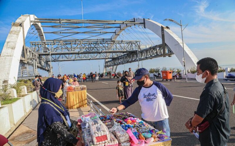 Sejumlah pelaku UMKM menjajakan barang dagangannya menjelang pembukaan Jembatan Suroboyo khusus bagi pejalan kaki pada Minggu (24/1/2022). - Antara/Diskominfo Surabaya.