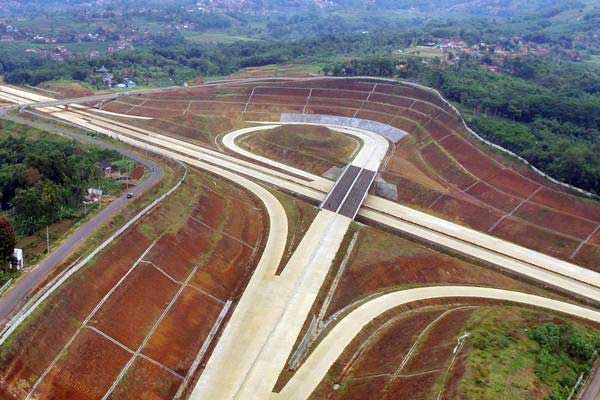 Foto aerial proyek pembangunan jalan tol Cileunyi-Sumedang-Dawuan (Cisumdawu) di kawasan Rancakalong, Sumedang, Jawa Barat, Selasa (30/5). - Antara/Fahrul Jayadiputra