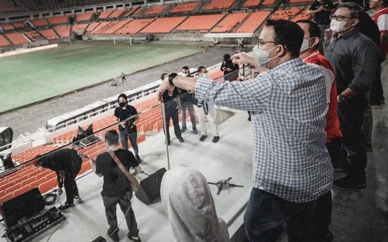 Anies Baswedan menyaksikan penampilan band Nidji saat cek sound system di Jakarta Internasional Stadium (JIS) / Instagram