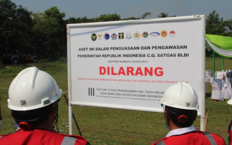 Ilustrasi petugas saat melakukan penyitaan aset BLBI di Kabupaten Bogor. - Sumber: Kemenkeu