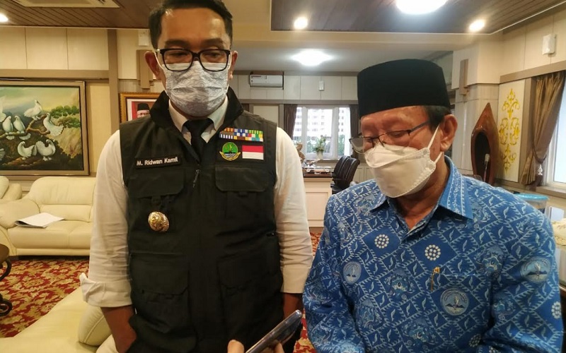 Gubernur Jabar Ridwan Kamil bersama Ketua Umum Pengurus Besar Paguyuban Pasundan Didi Turmudzi. - Bisnis/Wisnu Wage
