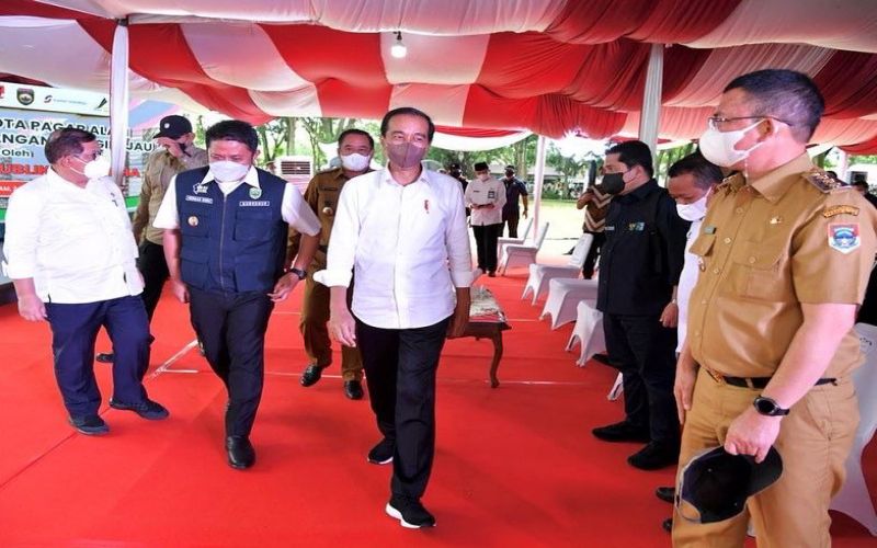 Presiden RI Joko Widodo didampingi Gubernur Sumsel Herman Deru saat meninjau penerapan energi hijau di Kota Pagaralam, Sumsel.  - Istimewa
