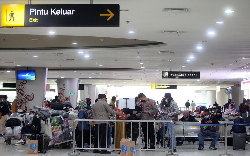 Pekerja Migran Indonesia (PMI) menunggu hasil tes pemeriksaan kesehatan dan dokumen perjalanan saat tiba di Terminal 2 Bandara Internasional Juanda Surabaya di Sidoarjo, Jawa Timur, Sabtu (22/1/2022). Sebanyak 131 Pekerja Migran Indonesia (PMI) dari Malaysia pulang ke Jawa Timur. - Antara/Umarul Faruq