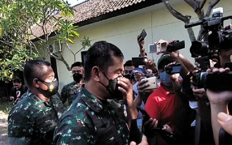 Pangdam IX/Udayana Mayjen TNI Maruli Simanjuntak saat mengunjungi Media Center Korem 163/Wira Satya di Denpasar, Bali, Senin (24/1/2022). - Antara