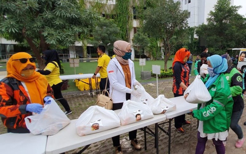 Anggota ormas Pemuda Pancasila menyalurkan bantuan sembako kepada masyarakat terdampak pandemi Covid-19 - Istimewa