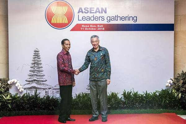 Presiden Joko Widodo (kiri) berjabat tangan dengan Perdana Menteri Singapura Lee Hsien Long saat Asean Leaders Gathering di sela-sela rangkaian Pertemuan Tahunan IMF World Bank Group 2018 di Nusa Dua, Bali, Kamis (11/10/2018). - ANTARA/M Agung Rajasa