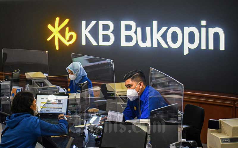 Karyawan melayani nasabah di kantor PT Bank KB Bukopin Tbk. (BBKP), Jakarta, Rabu (5/1/2021). Bisnis - Abdurachman