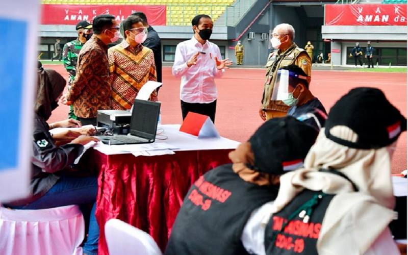 Presiden Joko Widodo atau Jokowi memantau pelaksanaan vaksinasi, Senin (14/6/2021) di  Stadion Patriot Candrabhaga, Kota Bekasi, Jawa Barat. - Pemkot Bekasi