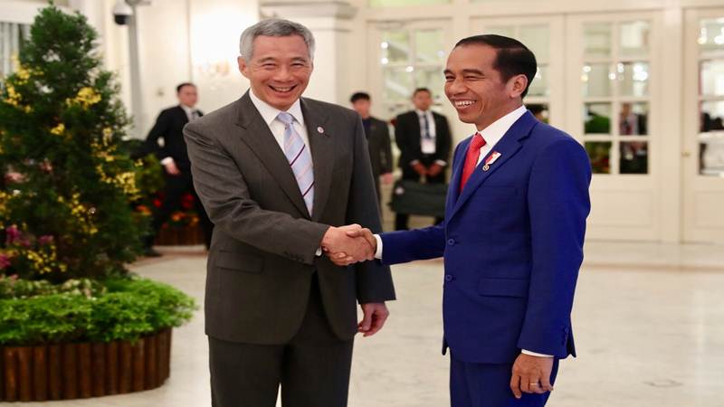 Presiden Jokowi dan Perdana Menteri Singapura Lee Hsien Long di Konferensi Tingkat Tinggi (KTT) ke-32 Asean yang digelar di The Acacia Room, Hotel Shang-La, Singapura, pada Sabtu, (28/4/2018) - Reuters