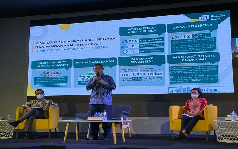 Direktur Utama LMAN Basuki Purwadi (tengah) dalam gelaran taklimat media kinerja 2021 dan rencana kerja 2022, di kantor LMAN, Jakarta, Selasa (25/1/2022). - Wibi Pangestu Pratama / Bisnis