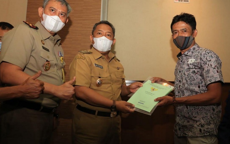 Penyerahan Sertifikat Hasil Pendaftaran Tanah Sistematis Lengkap (PTSL) dari BPN Kota Bandung kepada warga Kecamatan Sukasari.