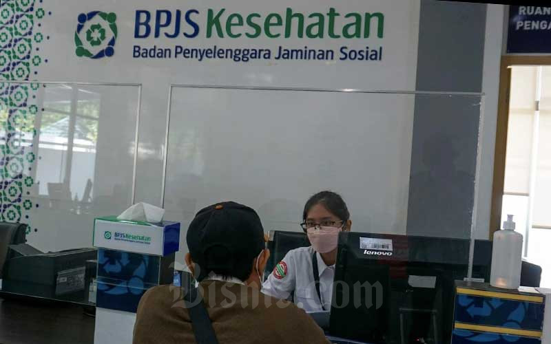 Karyawati melayani peserta di salah satu kantor cabang BPJS Kesehatan, Jakarta, Senin (3/1/2021). Bisnis - Suselo Jati