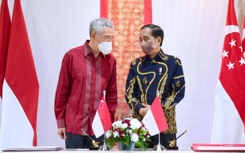 Presiden Jokowi berbincang dengan PM Singapura Lee Hsien Loong, di The Sanchaya Resort Bintan, Kepri, Selasa (25/1/2022) - BPMI Setpres - Muchlis Jr.
