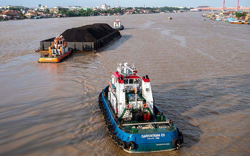 Sebuah kapal tongkang pengangkut batu bara melintas di Sungai Musi, Palembang, Sumatera Selatan, Jumat (14/1/2022). ANTARA FOTO - Nova Wahyudi