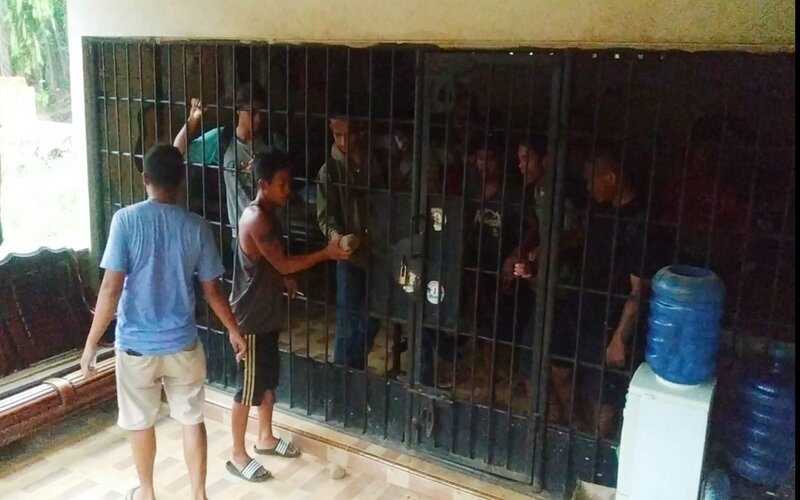 Penghuni kerangkeng besi dalam kediaman pribadi Bupati Langkat nonaktif Terbit Rencana Peranginangin di Kabupaten Langkat, Sumatra Utara, mencoba melarikan diri saat petugas Kepolisian datang pada Senin (24/1/2022). - Istimewa.