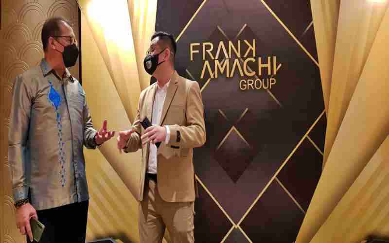 CEO Frank Amachi Group, Frangky Chandra (kanan) dan Ketua Hipmikindo Bambang Wahyuono (kiri) saat peluncuran logo baru Frank Amachi di Surabaya, Selasa (25/1 - 2022). Peni Widarti / Bisnis