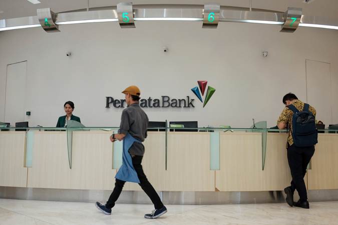 Nasabah bertransaksi di banking hall Bank Permata, di Jakarta, Kamis (27/6/2019). - Bisnis/Felix Jody Kinarwan
