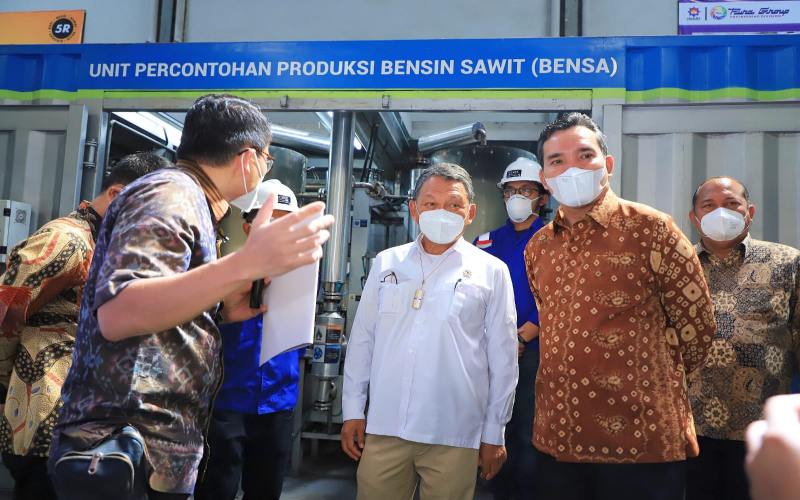 Plt Bupati Musi Banyuasin Beni Hernedi (kanan) bersama Menteri ESDM Arifin Tasrif meninjau unit percontohan produksi bensin sawit di PT Pura Kudus, Jawa Tengah. istimewa