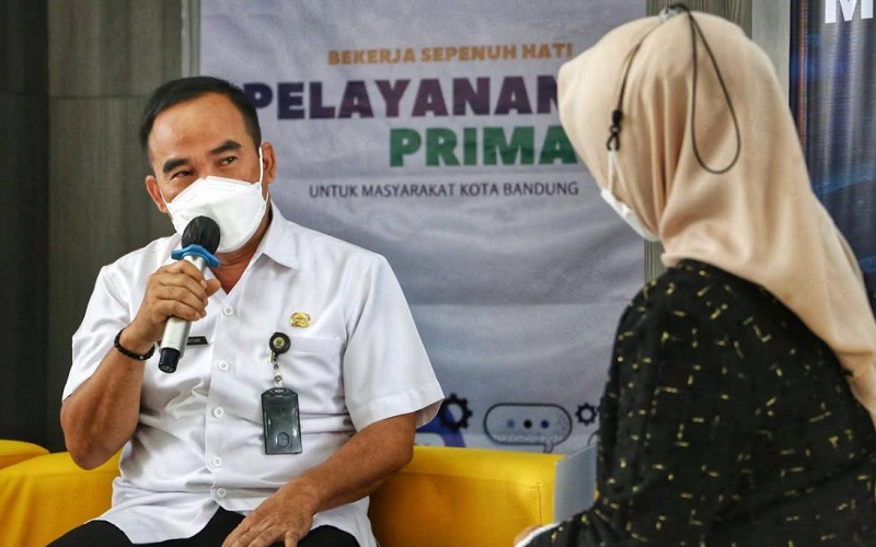 Kepala Dinas Penanaman Modal dan PTSP Kota Bandung Ronny Ahmad Nurudin (kiri)