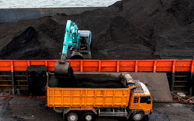 Pekerja mengoperasikan alat berat saat bongkar muat batu bara ke dalam truk di Pelabuhan PT Karya Citra Nusantara (KCN), Marunda, Jakarta, Rabu (12/1/2022).  - Antara Foto/M Risyal Hidayat