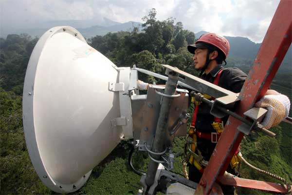 Petugas teknisi XL memeriksa perangkat jaringan BTS 4G di kawasan Puncak, Bogor, Jawa Barat, Rabu (14/6). - Antara/Yulius Satria Wijaya