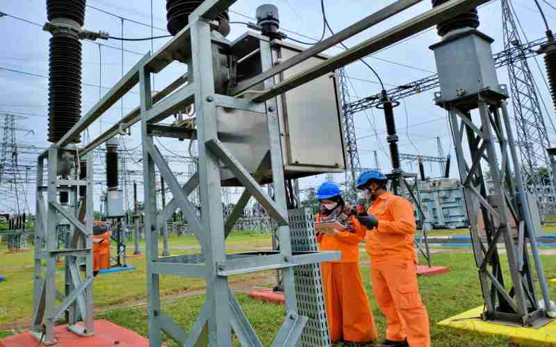Petugas Gardu Induk Banyuwangi sedang melakukan pemeliharaan rutin GI Banyuwangi untuk menjaga keandalan listrik di Banyuwangi dan Bali, Kamis (27/1/2022). - Bisnis/Peni Widarti